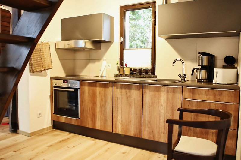 Moderne Küche mit stilvollen Schränken, Arbeitsplatte und Spüle.