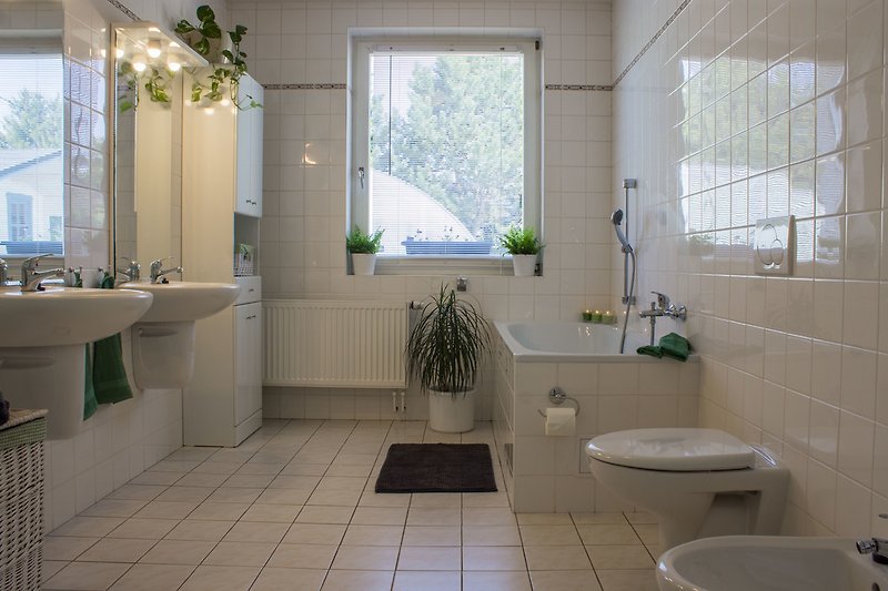 Bad im Erdgeschoss(Toilette, Badevanne, Duche..)