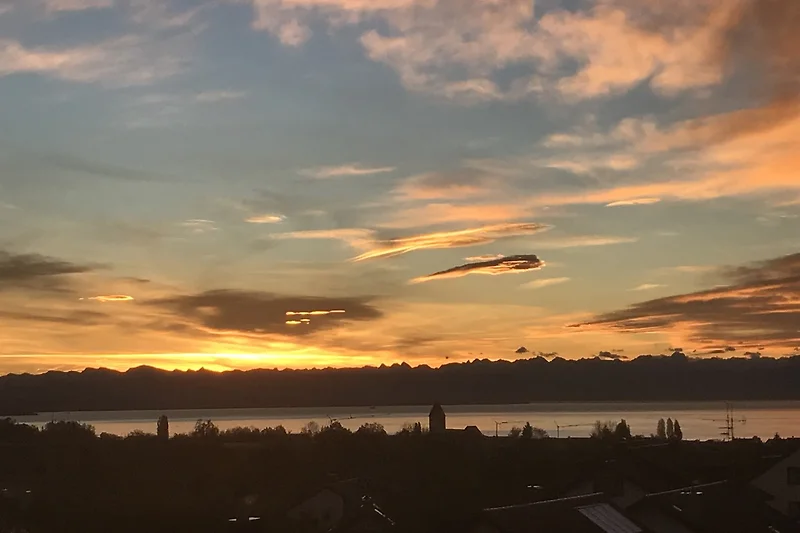 Sonnenaufgang, See-und Alpensicht