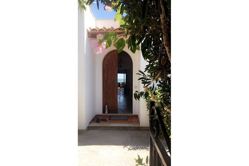 House Entrance with view until the sea