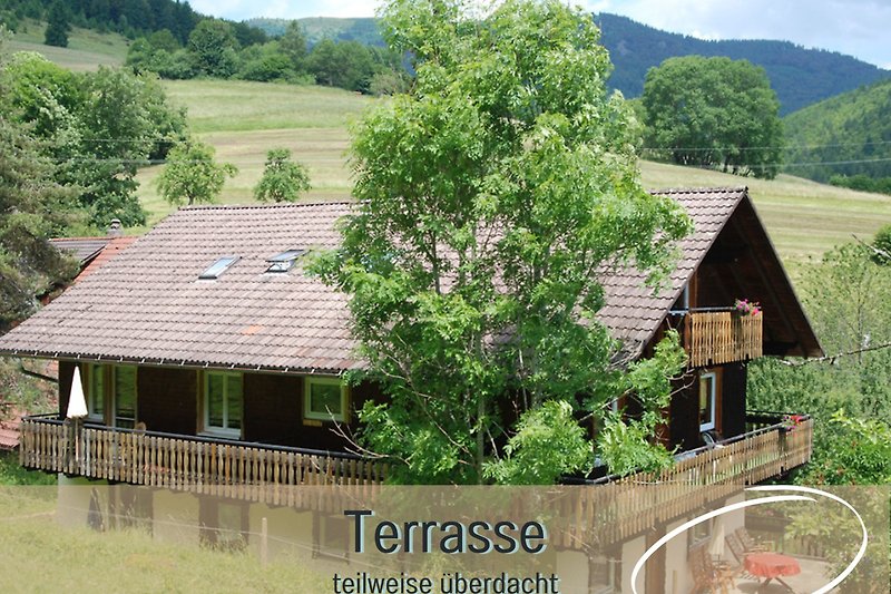 Gemütliches Landhaus mit Garten und Veranda in ruhiger Dorflage.