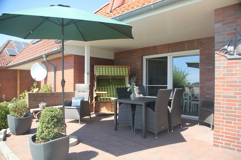 Terrasse mit hochwertiger Bestuhlung, Tisch und  Traumstrandkorb