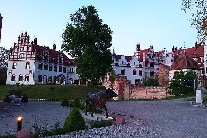 Schloss Basedow in 4 km