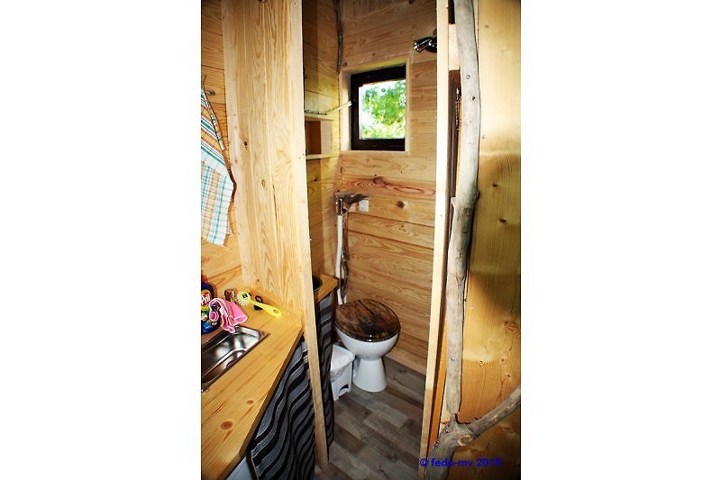 Toilette im Baumhaus