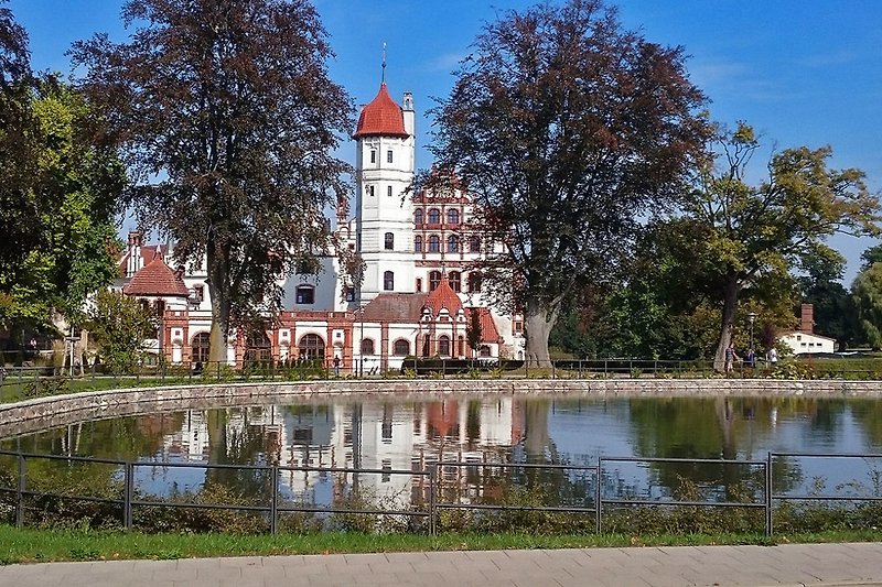 Schloss Basedow in 8 km