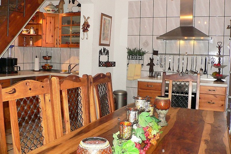Landhausküche, mit einem Tisch und 10 Stühlen