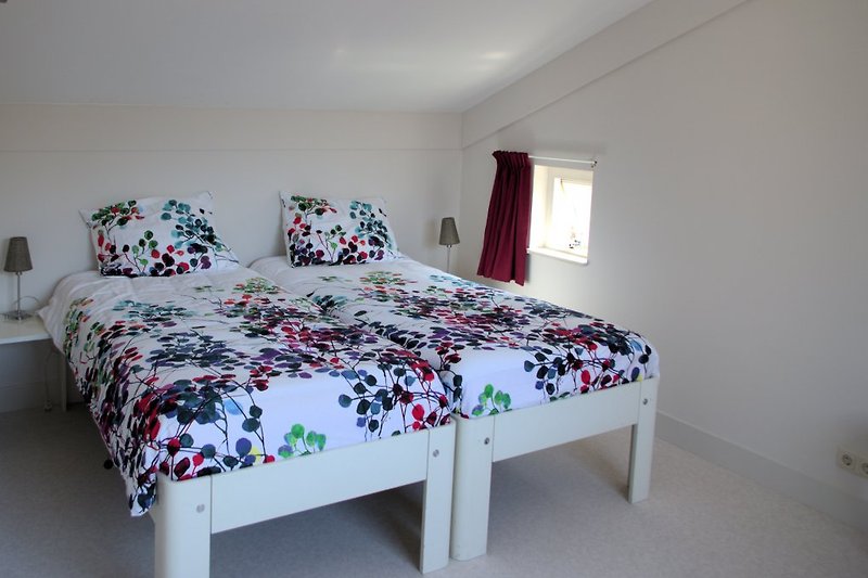 bedroom with 2 single beds and extra bed