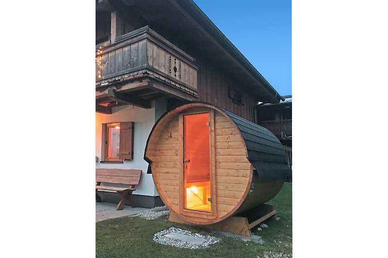 Neue Fass-Sauna im Garten