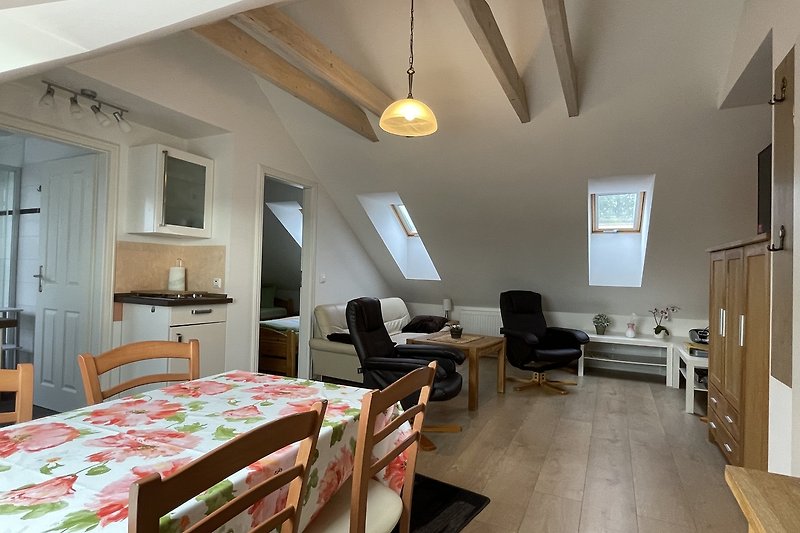 Gemütliches Wohnzimmer mit bequemer Einrichtung und Holzboden.