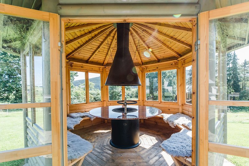 Hauseigene Grillhütte für 14 Personen