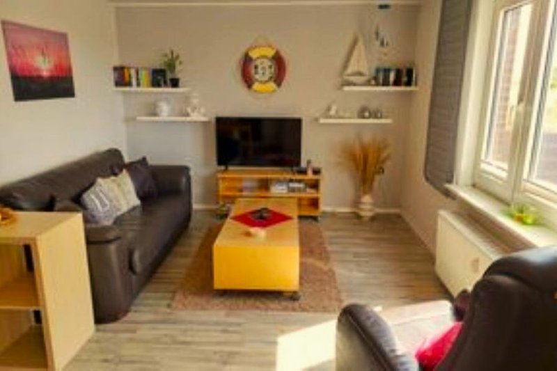 Stilvolles Wohnzimmer mit  Smart TV und Panaroma Blick vom Fenster