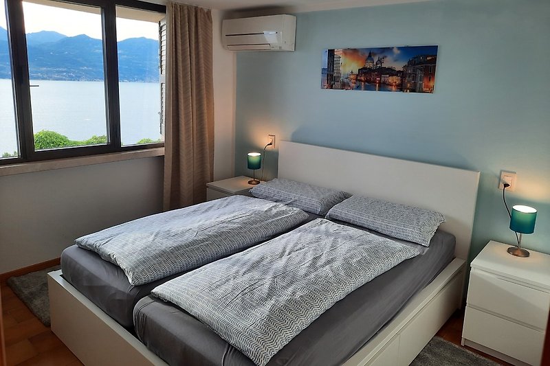 Neu renoviertes Schlafzimmer mit Panoramablick auf den Gardasee