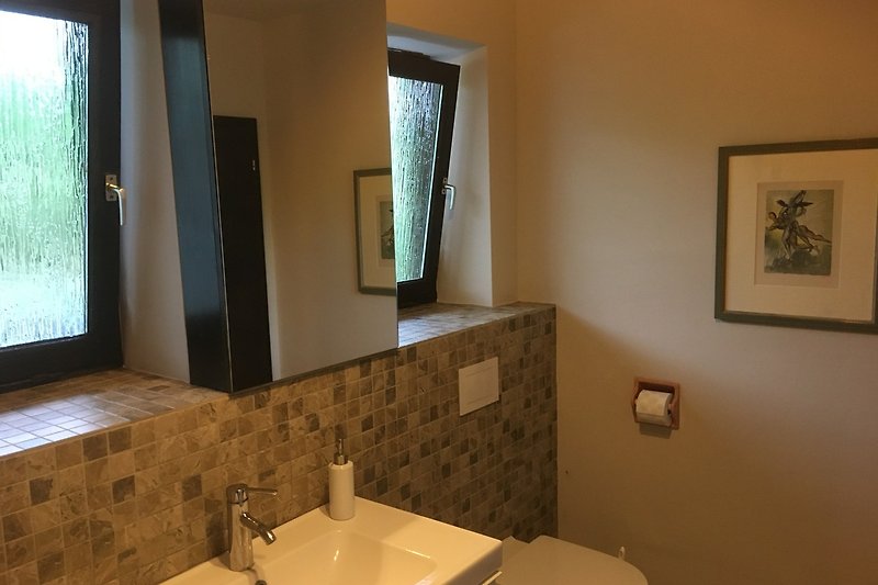 Modernes Badezimmer mit Wanne, Becken, WC