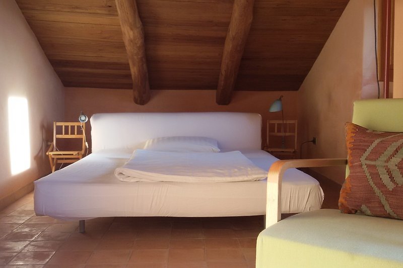 Schlafzimmer mit Ehebett und franzoesischem Balkon