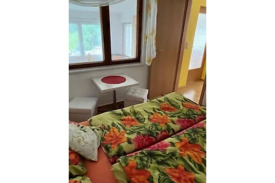 Cucina accogliente con ingredienti freschi e frutta. Cucina accogliente con ingredienti freschi e frutta.