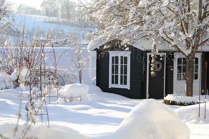 Der tief verschneite Cottage-Garten