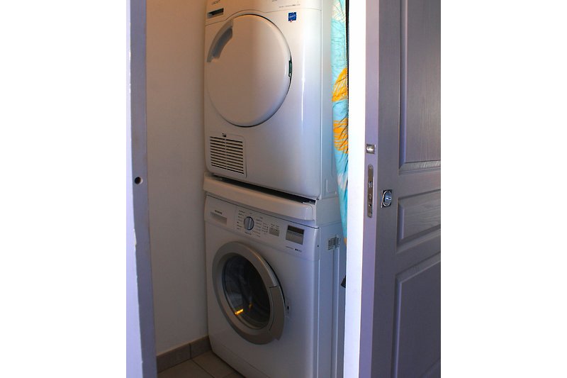 Waschmaschine und Trockner im kleinen Raum neben dem Eingang