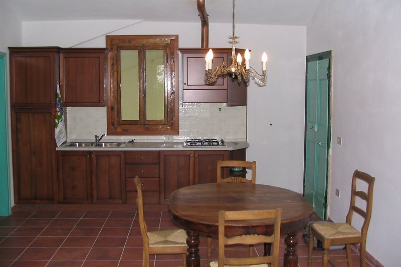 Holzinterieur mit Küche, Esszimmer und Möbeln.