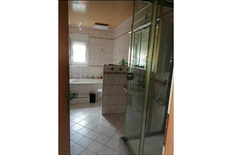 Stilvolles Badezimmer mit modernen Armaturen und elegantem Spiegel.