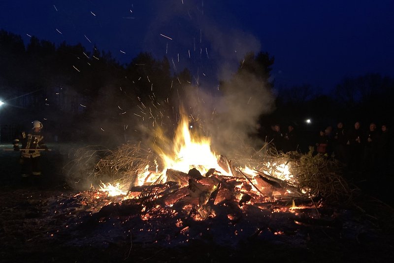 Osterfeuer in Born