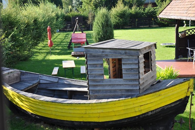 Fischerboot im Garten für kleine Piraten 
