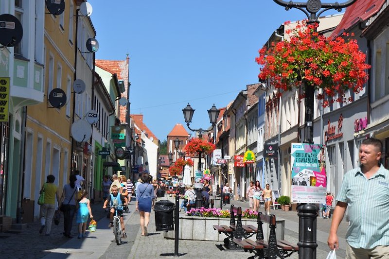 Rügenwalde - Darlowo - Fußgängerzone mit vielen Caffes und Geschäften