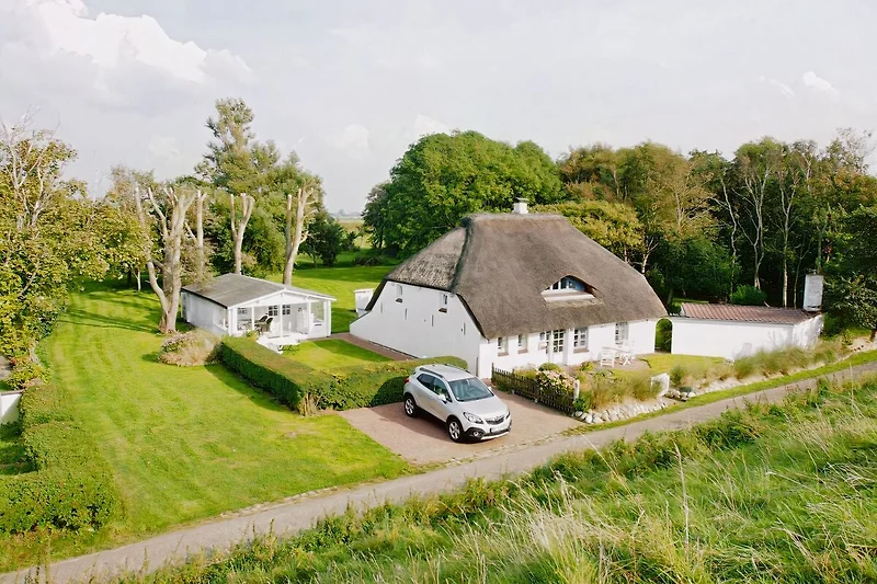 Uitzicht vanaf de dijk op ons vakantiehuis
