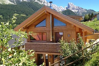 Holzblockhaus im Skigebiet