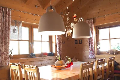 Holzblockhaus im Skigebiet
