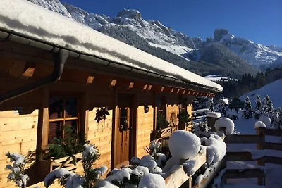 Holzblockhaus im Skigebiet