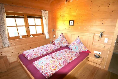 Holzblockhaus im Skigebiet