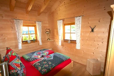 Holzblockhaus im Skigebiet