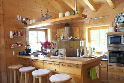 Holzblockhaus im Skigebiet