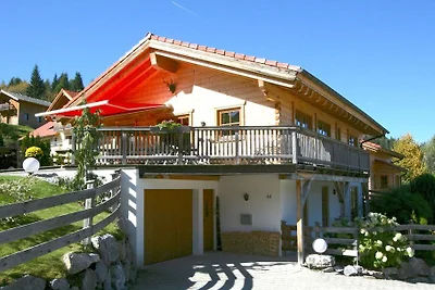 Holzblockhaus im Skigebiet