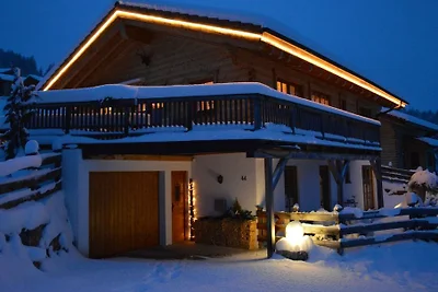 Holzblockhaus im Skigebiet