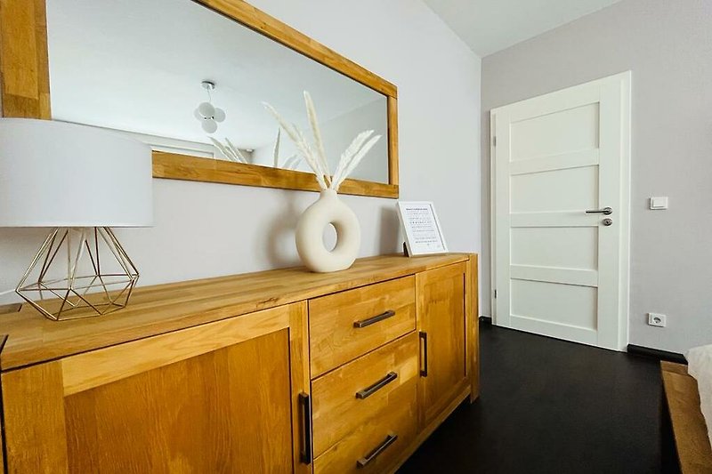 Holzmöbel und stilvolle Einrichtung in einem Schlafzimmer.