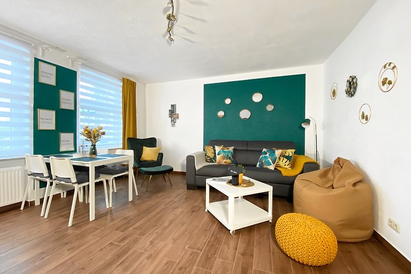 Stilvolles Wohnzimmer mit gelber Einrichtung und Holzmöbeln.