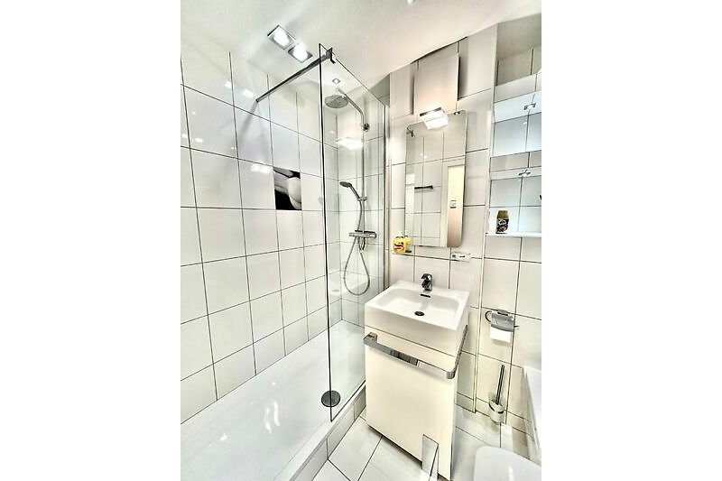 Stilvolles Badezimmer mit Akzenten und modernen Armaturen.