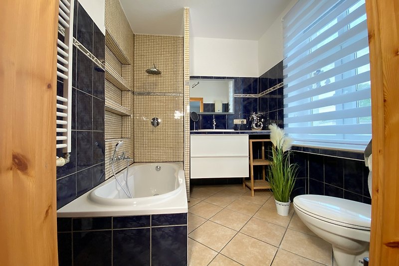 Stilvolles Badezimmer mit lila Akzenten, Holz und Keramik.