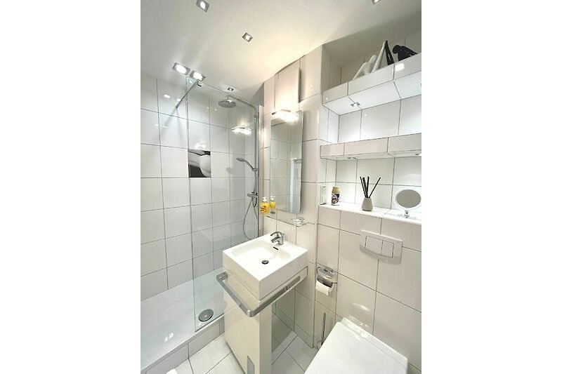 Modernes Badezimmer mit stilvoller Einrichtung und Spiegel.