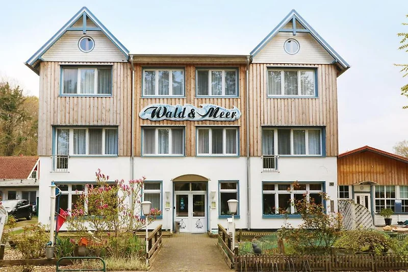 Sash-Fenster und Holzverkleidung prägen die Fassade dieses Hauses.