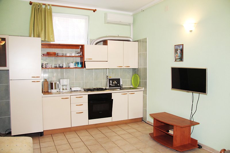 Mkuhinjaoderne Küche mit eleganten Möbeln und hochwertigen Geräten.