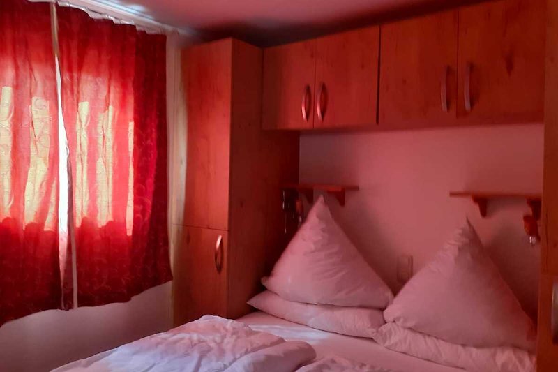 Schlafzimmer mit Doppelbett 1,40 m x 2,00 m