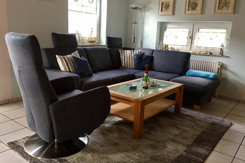 Wohnzimmer mit großzügiger Sitzlandschaft und bequemem TV-Sessel