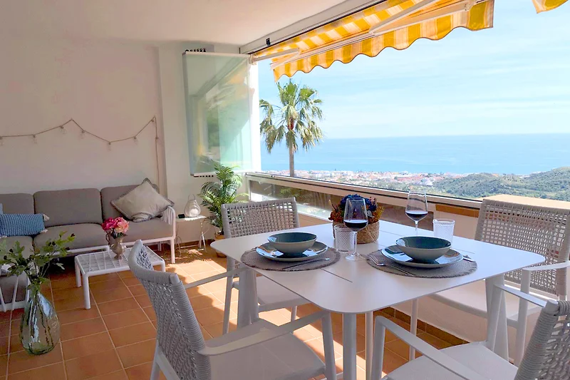 die Terrasse mit Outdoor-Möbeln, einem Bartisch mit 4 Barstühlen und wunderschöner Aussicht