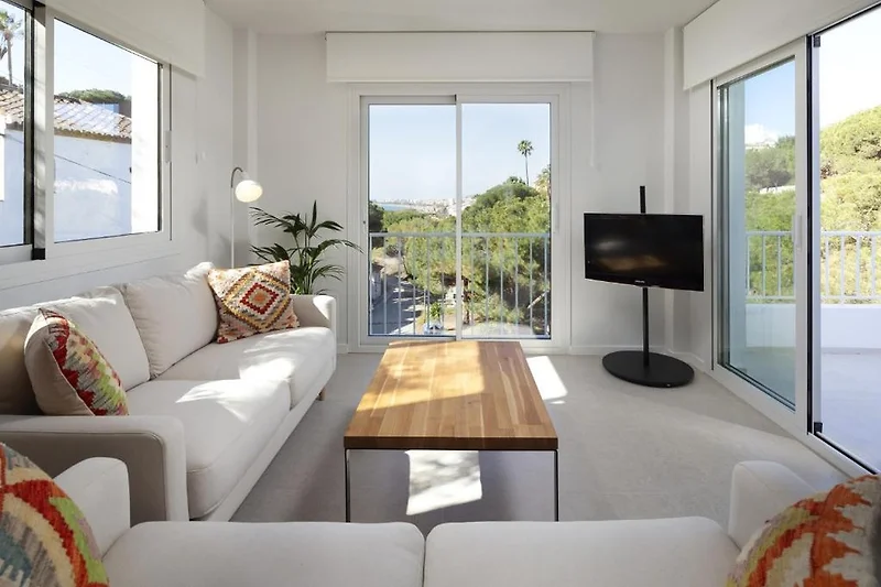 das helle Wohnzimmer mit Balkon und Blick in die Bucht von Torre del Mar