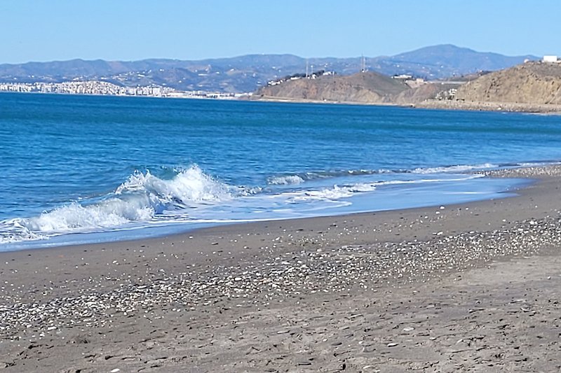 Strandparadies mit azurblauem Wasser und Sandstrand.