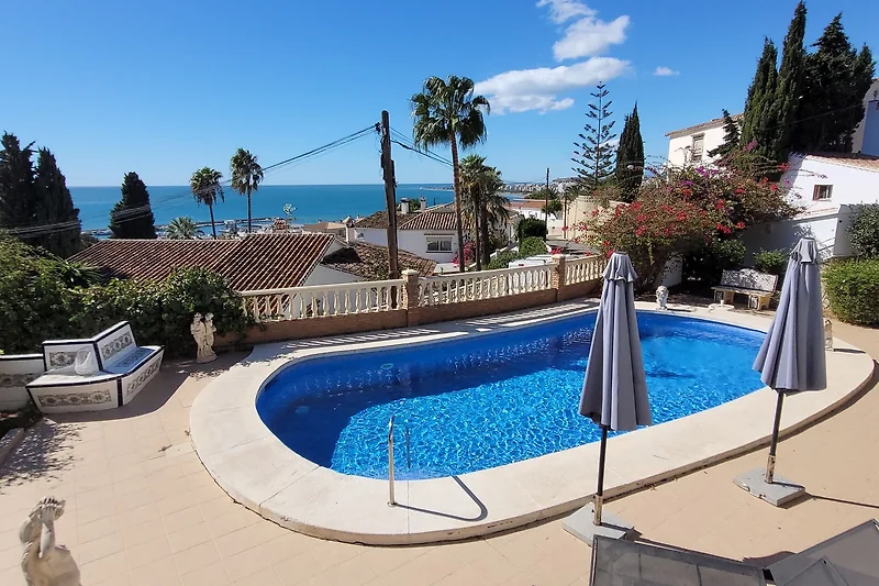 das Appartement hat einen schönen Garten, einen Salzpool und einen wunderschönen Blick in die Bucht von Torre del Mar
