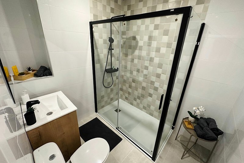 Modernes Badezimmer mit Dusche, Waschbecken und WC