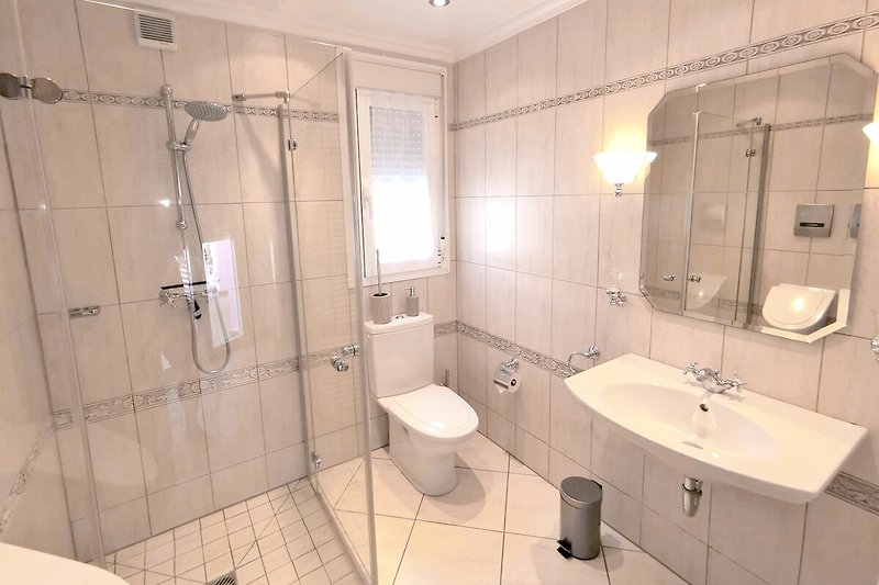 Modernes Badezimmer im Obergeschoß mit Dusche, Waschbecken, WC und Urinal